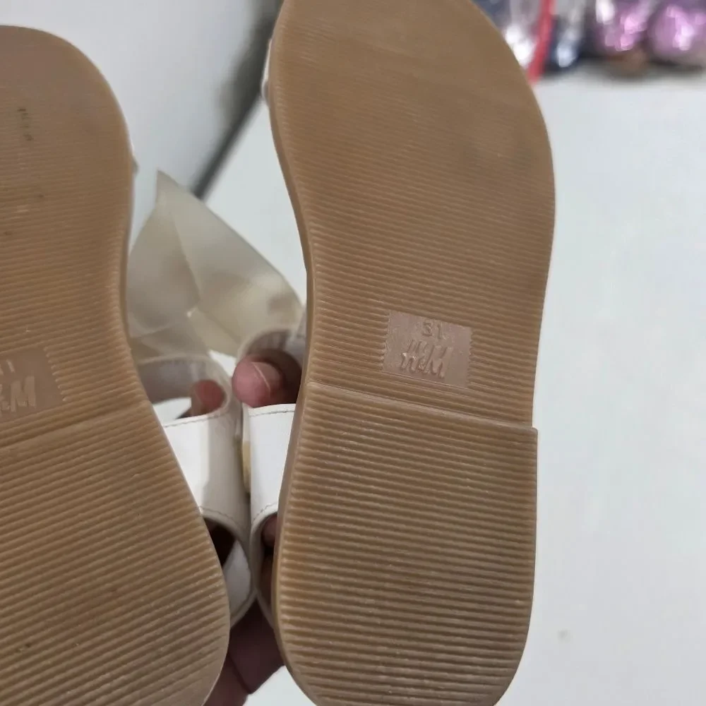 H&M Girls White Strap On Sandals with Elegant Bow Size 13